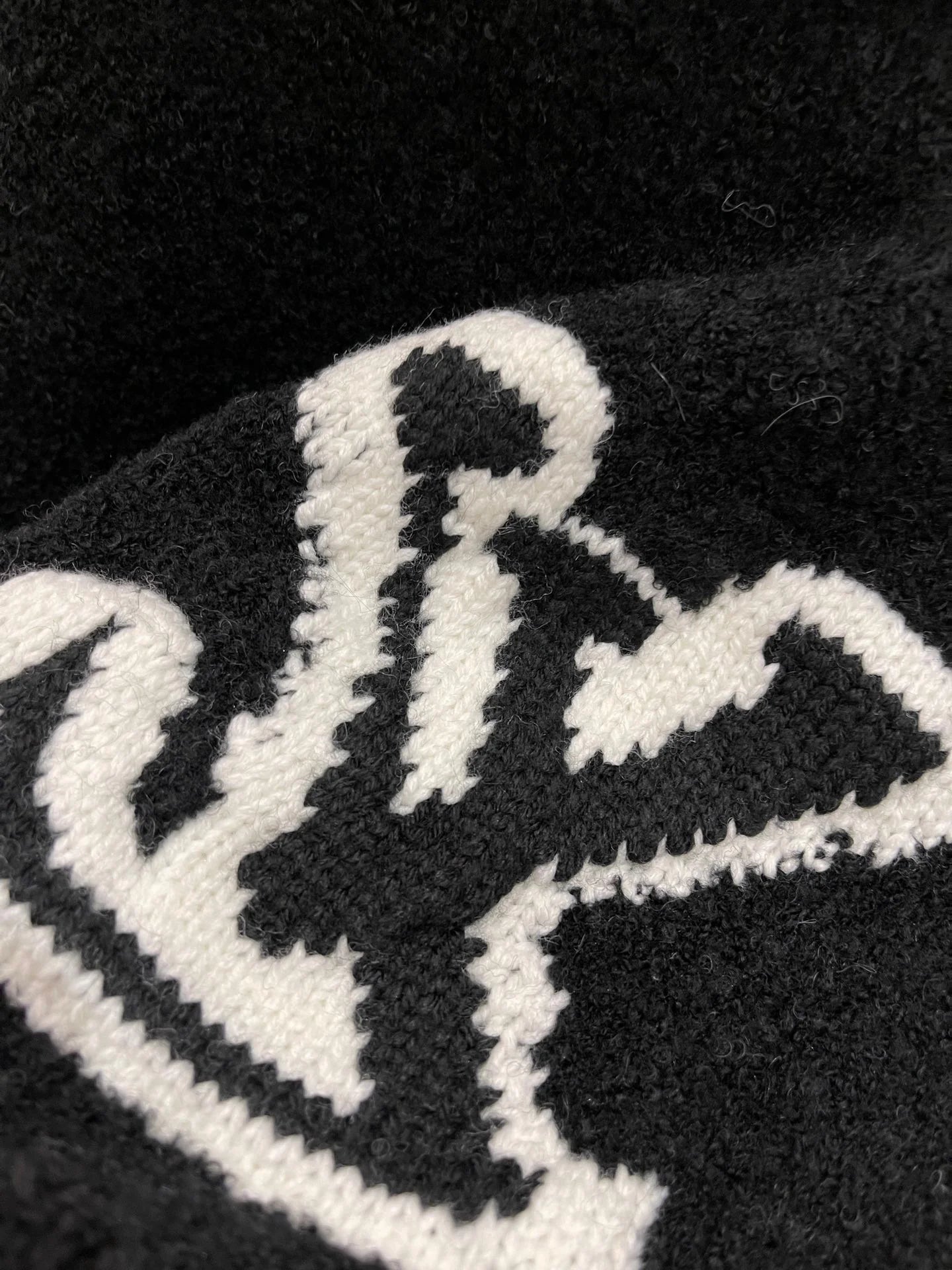 Sneakersfeet+ L&V sweater